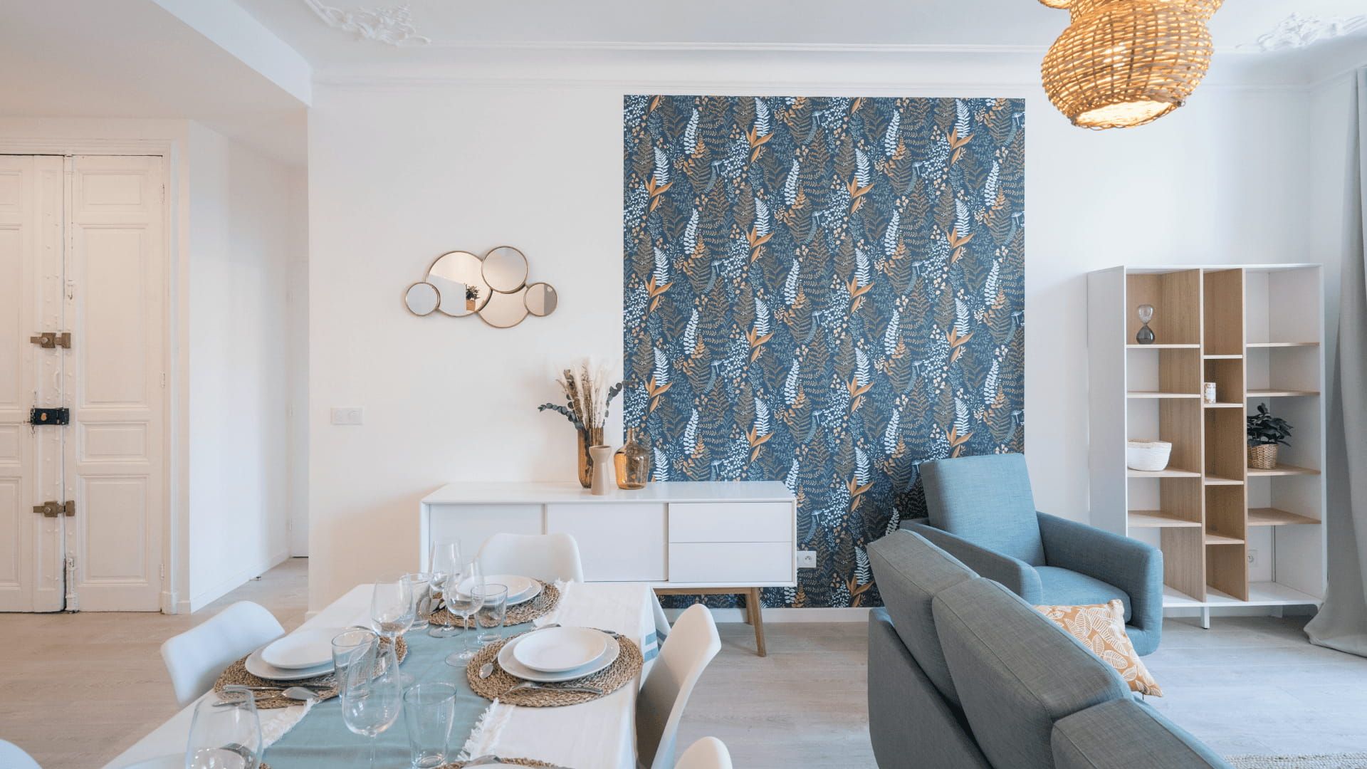 Rénovation d'un salon moderne par Flor'Architecte à Toulon