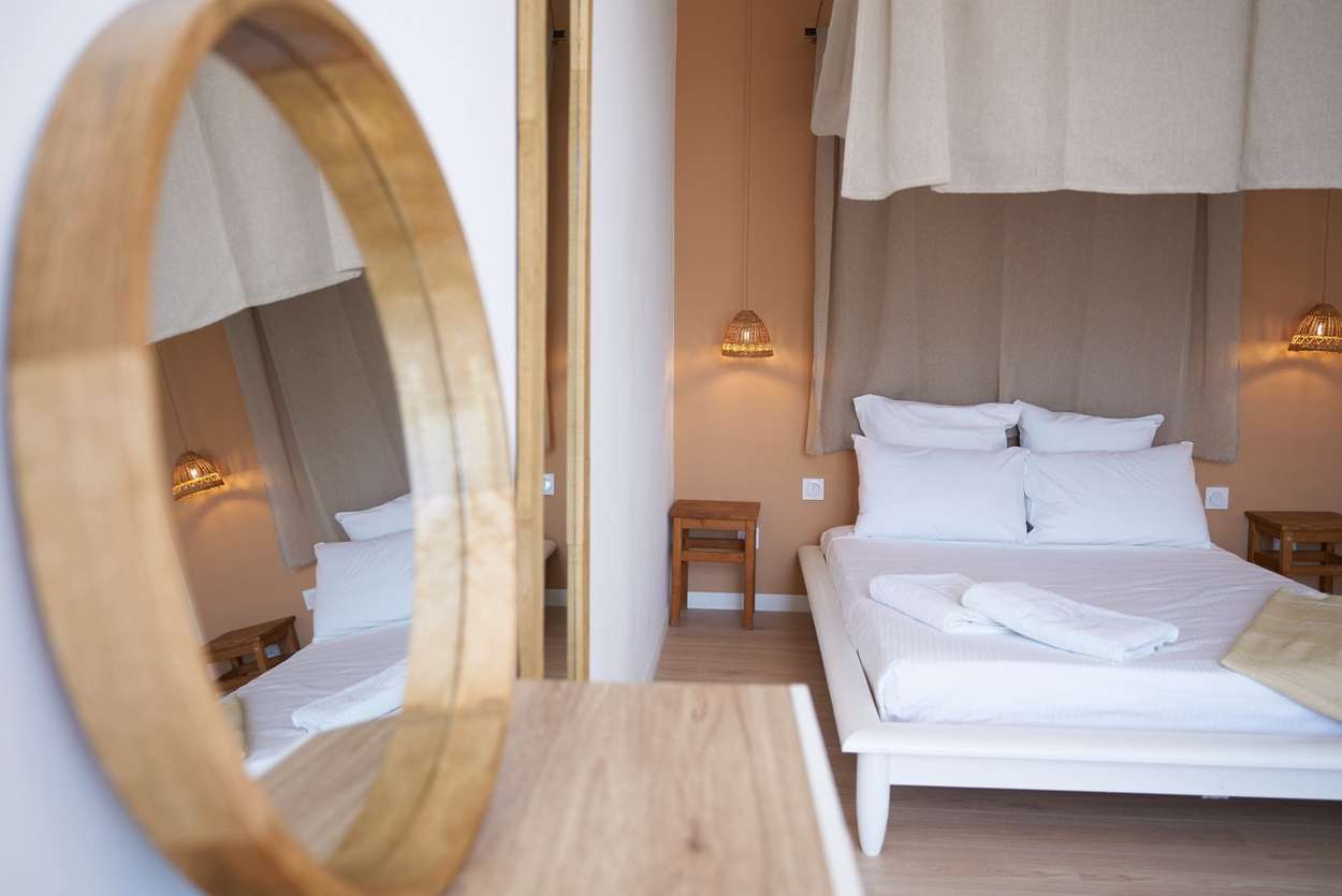 Salle de bain design avec matériaux naturels à Toulon