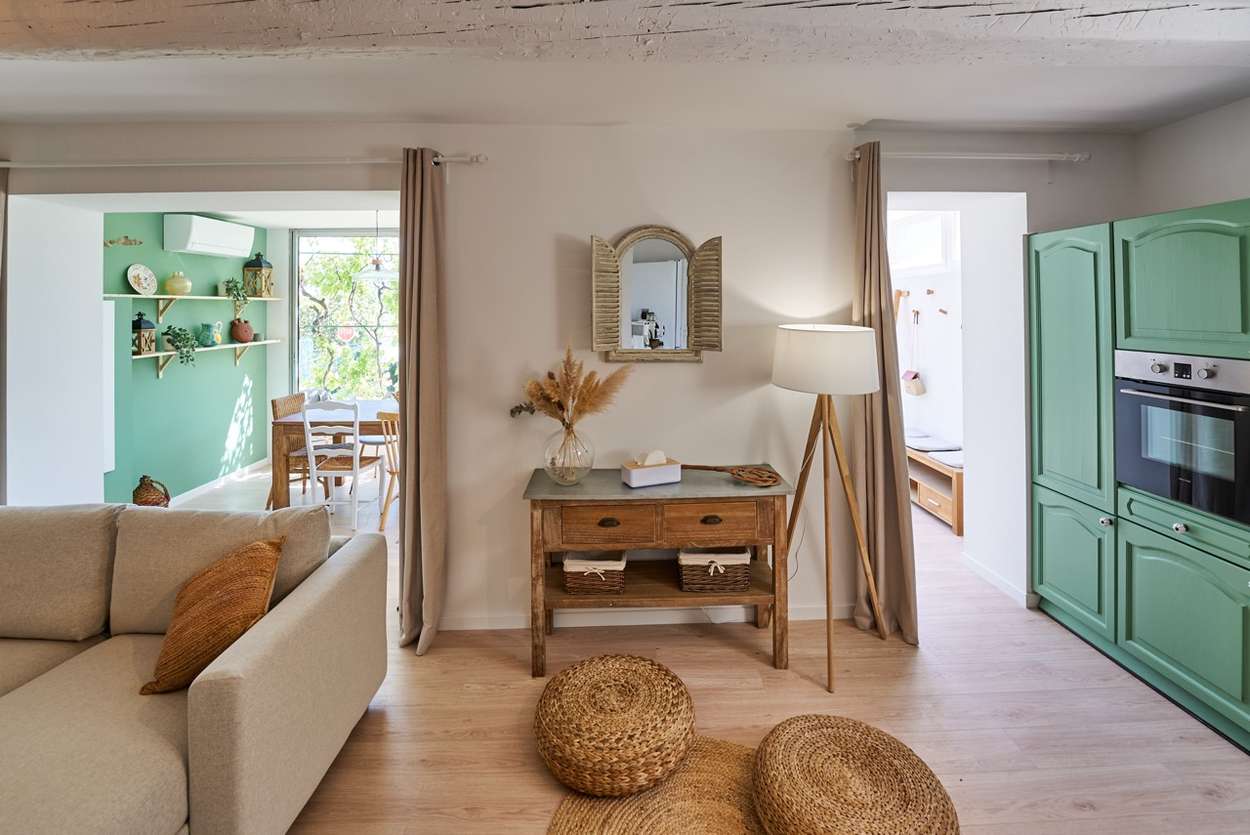 Salon lumineux au mobilier sur mesure par Flor'Architecte