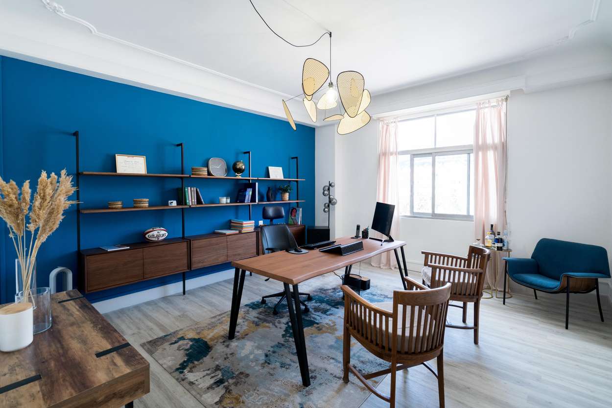 Espace de vie rénové avec rangements intégrés