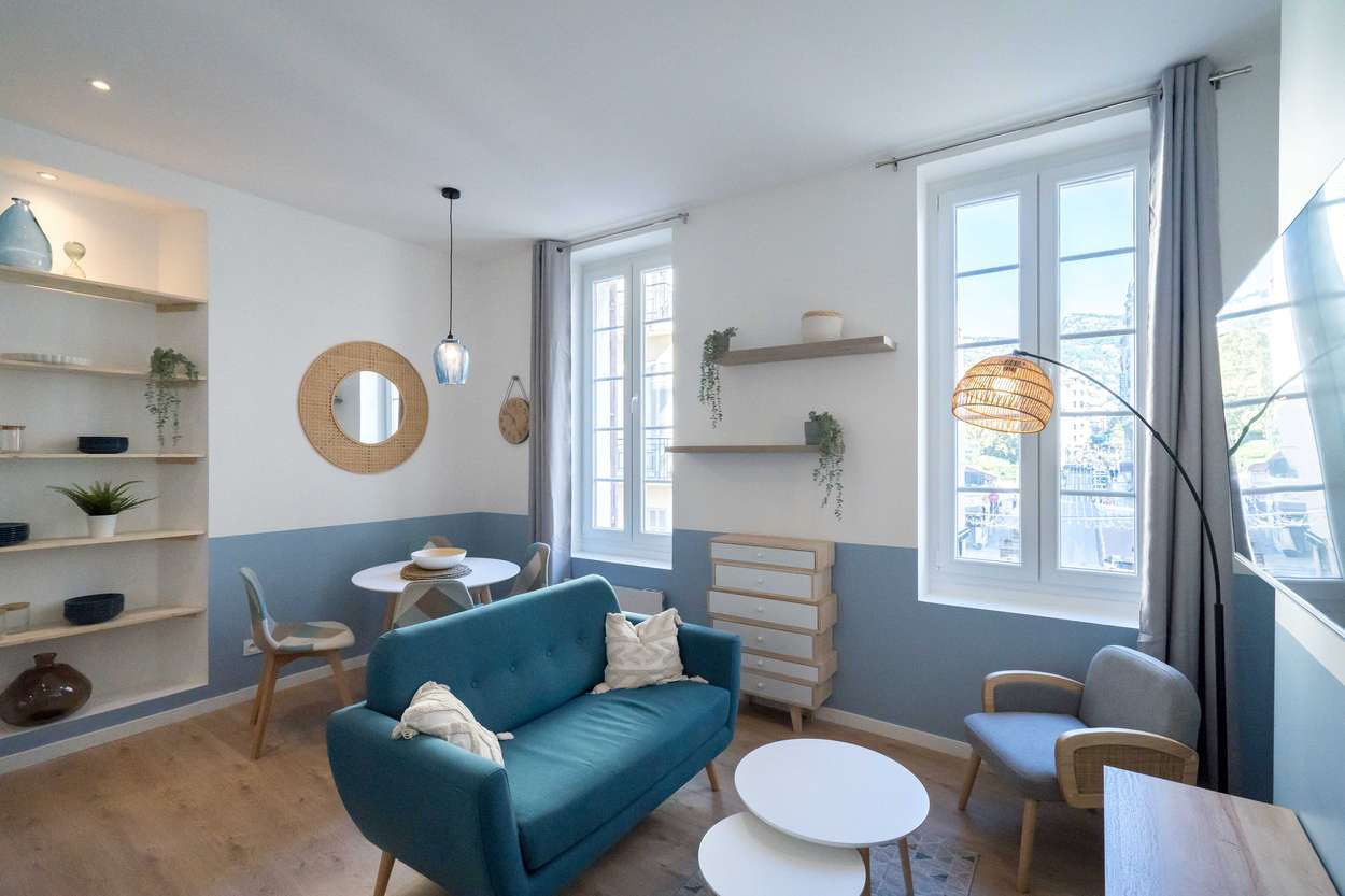 Coin lecture sous escalier optimisé