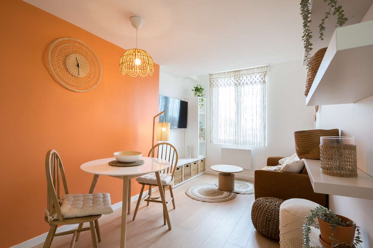 Bureau aménagé dans un style épuré